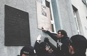 Policja broni tablicy Armii Czerwonej w Częstochowie! Poseł Kukiz’15- Brawo!