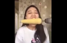 Dziewczyna chciała zjeść kukurydzę