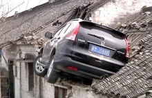 Kierowca SUV-a traci panowanie nad pojazdem i "parkuje" na dachu domu