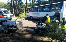 Yaris jedzie na czołówkę z autobusem