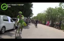 Peter Sagan doganiany przez peleton