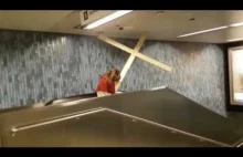 Jezus używa ruchomych schodów do zapakowania krzyża w suficie