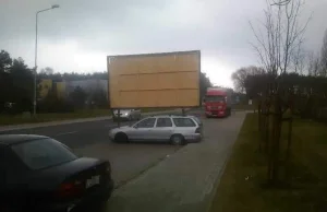 Ford z ramą na billboard stoi na parkingu. Właściciel ostatnio go zarejestrował