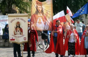 Wiec poparcia dla arcybiskupa. Im słowa o "tęczowej zarazie" się podobają