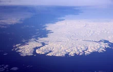 Grenlandia straci latem ok. 440 mld ton lodu. Naukowcy alarmują.