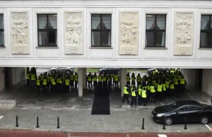 Jesteście na moim terenie - Borusewicz do policjantów przed Sejmem