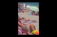 Masturbacja na plaży - samozadowalanie się nad wodą