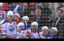 Matt Hendricks z Edmonton Oilers blokuje krążek hokejowy swoimi jajami.