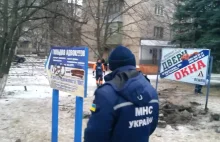 Ukraińcy usuwaja wbitą w ziemię rakietę