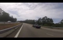 Motocyklista z impetem uderza w tył auta i ląduje na tylnej szybie auta