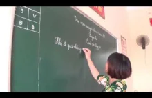 Piękno kaligrafii: Wietnamska nauczycielka pisze na tablicy