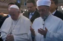 Papież Franciszek modli się w meczecie, zwrócony w kierunku Mekki, wzywa...