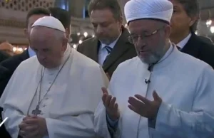 Papież Franciszek modli się w meczecie, zwrócony w kierunku Mekki, wzywa...