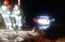 Ciechanów. Policjanci uratowali kobietę z tonącego samochodu. 43-latka...