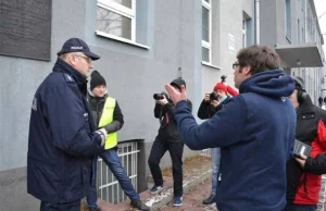 Poseł przepychał się z policją, która broniła tablicy z sierpem i młotem