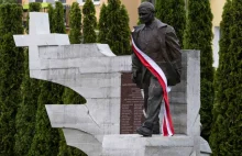Policja szuka mężczyzny, który usiadł na pomniku Kaczyńskiego.