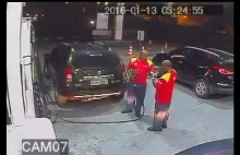 Grupa uzbrojonych nastolatków kradnie auto na stacji benzynowej