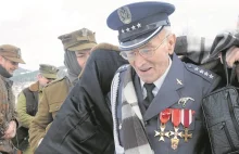 Major Antoni Tomiczek, bohater polskiego lotnictwa, kończy dzisiaj 98 lat