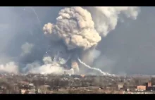 Moment wybuchu pocisków Grad i OTR-21 Toczka - rakiety latają nad miastem