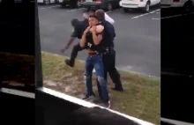Szybka pomoc policjanta gdy jego kolega jest atakowany przez szczyla.