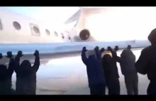 Tu-134 przymarzł do pasu startowego.