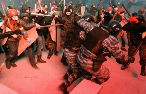 Czczą Banderę, biją Berkut. Nacjonaliści i ultrasi - zbrojne ramię Majdanu