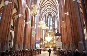 Dwóch półnagich mężczyzn zakłócało mszę w Białymstoku.