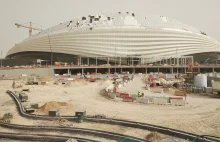 Katar: warunki pracy robotników budujących stadiony