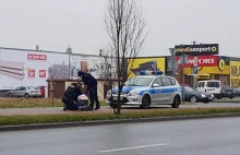 5 mężczyzn z BMW zaatakowało parę na parkingu przed Biedronką
