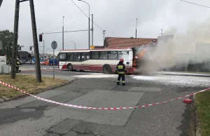 Pożar autobusu MZK w Opolu. Akcja strażaków na skrzyżowaniu Tysiąclecia,...