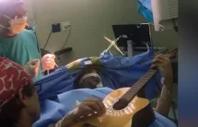 Lekarze wycinali muzykowi guza mózgu, a on w tym czasie... grał na gitarze