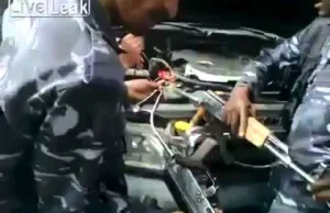 Żołnierze uruchomili samochód za pomocą AK-47