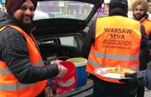 Sikhowie z Warsaw SEVA Association rozdaja darmowe jedzenie w centrum Warszawy