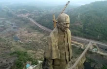 Największa statua świata powstała w Indiach - mierzy 182 metry.