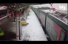 Masa śniegu spadła z dachu peronu, podczas wjeżdżającego pociągu.