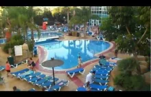 Szybkie rozstawianie leżaków na hotelowym basenie