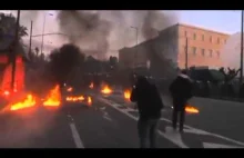 Amatorskie nagranie ukazujące zamieszki w Atenach z perspektywy demonstrantów