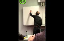 Nauczyciel odkrywa narysowanego na tablicy kota