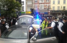 W Londynie 25 policjantów aresztują jednego człowieka (EN)