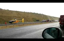 Śmigłowiec odlatuje z rannym po wypadku na autostradzie A1