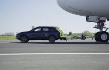 Porsche Cayenne S ciągnące samolot o wadze 285 ton - Air France Airbus A380