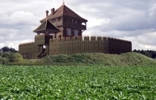 Rekonstrukcja dworu średniowiecznego w Małopolsce