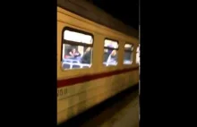 Kibole CSKA Moskwa zaatakowali pociąg z fanami Lokomotivu ! (wstrząsające wideo)