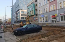 Parkujący samochód blokuje przebudowę ulicy przy Posejdonie w Szczecinie.