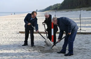 Prezes PiS w kampanii "jak z Barei". Wbijanie palików w Kątach Rybackich