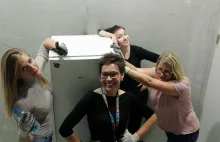 Feministki z WP wnoszą lodówkę na czwarte piętro