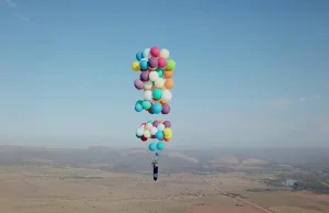 Tak trzeba żyć. Przyczepił 100 balonów z helem do krzesła ogrodowego i...