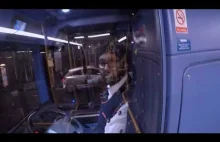 kierowca autobusu zamyka awanturujacego sie motocykliste