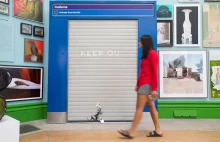 Banksy z bramą celną jako anty brexitową instalacją "Keep Ou"