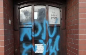 Zniszczono drzwi wejściowe do biur posłów PiS w Warszawie i w Nakle nad...